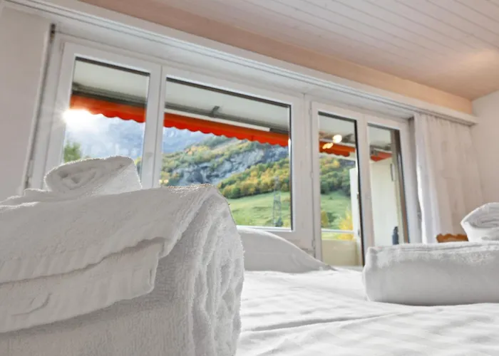 Lumineux Avec Vue Sur Les Montagnes